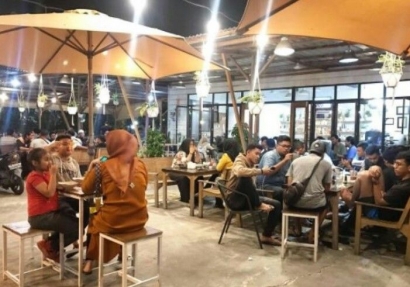 Cafe Cafe di Tubuh Malam