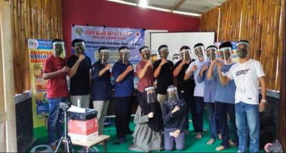 Pelatihan Pembuatan Face Shield dalam Menghadapi Masa Pandemi Covid-19 di Kampung Inggris Pare Kediri