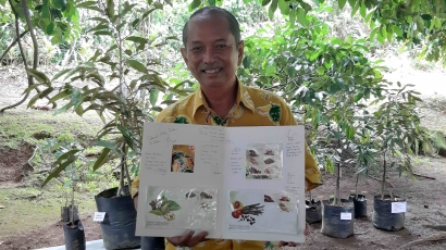 Wa Reza, Dedikasikan Diri Melalui Kebun Durian