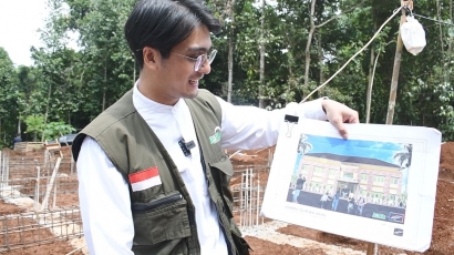 Aktor Ternama Indonesia Ricky Harun Mininjau Pembangunan Rumah Quran