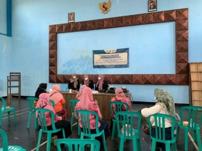 Mahasiswa PMM UMM Melaksanakan Kegiatan Pengolahan Limbah Minyak Jelantah Bersama Anggota Ibu PKK Desa Sukopuro Kecamatan Jabung Kabupaten Malang