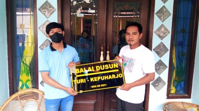 Pembuatan Plang Papan Nama Balai Dusun Turi oleh Mahasiswa KKN Sinambung UM