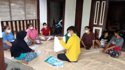 Mahasiswa UNNES Lakukan Edukasi Pencegahan Penyebaran Covid-19  dan Pembuatan Alat Cuci Tangan Sistem Injak di Desa Nglebur