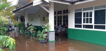 Banjir Akibat Air Rob Mulai Menggenangi Komplek Perumahan Warga