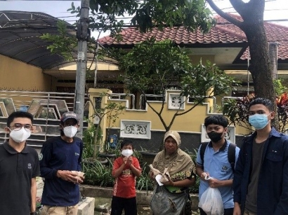 Pembagian Masker Gratis Terhadap Masyarakat di sekitar Universitas Negeri Malang