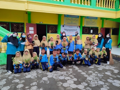 Menanam Tanaman Toga dan Tanaman Hias di MI Muhammadiyah 04 Jombang