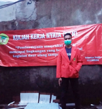 Mahasiswa Untag Surabaya Melakukan Kegiatan Daur Ulang Sampah Plastik