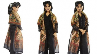 Figur Pertama Boneka Barbie Indonesia,  Berkebaya Hitam dan Berselendang Batik