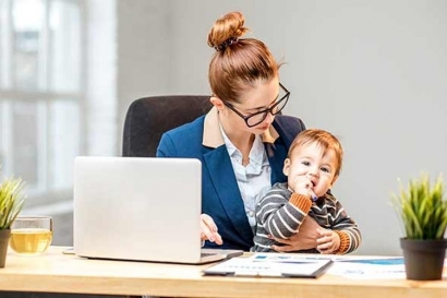 Dilema Ibu Pekerja, Apakah Salah Membawa Anak ke Kantor?