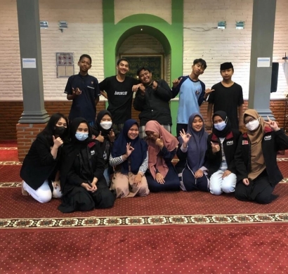 Mahasiswa PMM UMM Beri Edukasi Sosial Budaya Negara Asia Timur di Panti Asuhan Akhlaqul Karimah