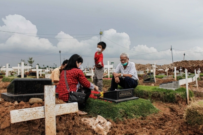 Foto : Sejumlah Umat Nasrani Melakukan Ziarah Makam Keluarganya di TPU Rorotan