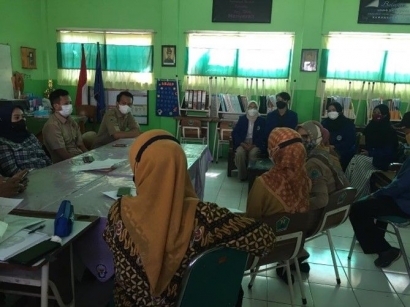 Pelatihan Menggunakan Media Online untuk Penunjang Jarak Jauh di SDN Jatimulyo 01 Malang