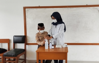 Mahasiswa KKN Undip Ajak Siswa Sekolah Dasar untuk Membuat Hand Sanitizer Sesuai Anjuran WHO