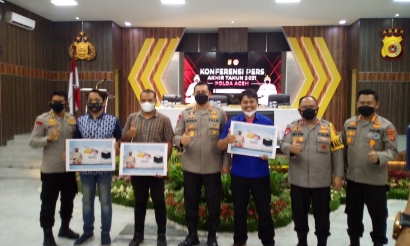 Kapolda Aceh Serahkan 3 Hadiah Umrah untuk Media
