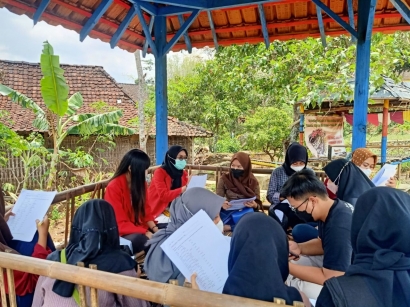 Mahasiwa Sastra Inggris UNTAG Surabaya Adakan Pelatihan Bahasa Inggris Bersa Kelompok Sadar Wisata di Desa Plunturan Ponorogo