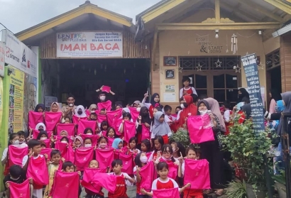 Brand Sociopreneur Jakarta Donasi Ratusan Tas ke Taman Bacaan Lentera Pustaka