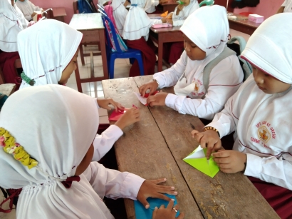 KKN Untag Surabaya Mengajarkan Karya Seni Lipat Origami dengan Bahasa Jepang