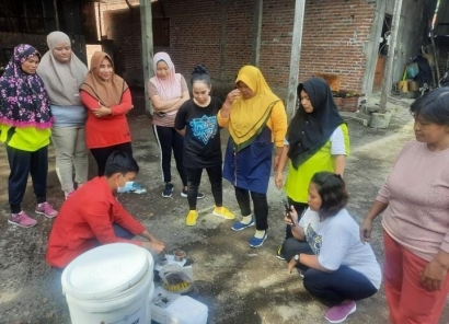 Sampah Menumpuk, Mahasiswa KKN UNTAG Surabaya Memberikan Edukasi Pemanfaatan Kembali Sampah Organik dan Anorganik Kepada Warga Desa