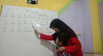 Mahasiswa UNTAG Surabaya Menerapkan Tema Mengajar "Reading & Writing are Fun!" di TK Daerah Sidosermo