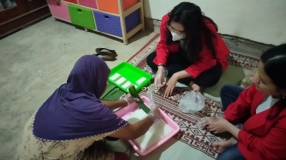 Mahasiswa Untag Surabaya Melakukan Pelatihan Hospitality dalam Penyajian Makanan dan Minuman Khas Dusun Cabeyan