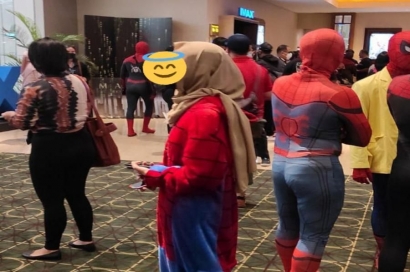 Masyarakat Ikut Meramaikan Film Spider-man : No Way Home dengan Kostum Unik Mereka