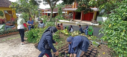 KKM-DR UIN Maliki Malang Rekonstruksi Greenhouse Dasawisma "Pandanwangi" Desa Kebobang