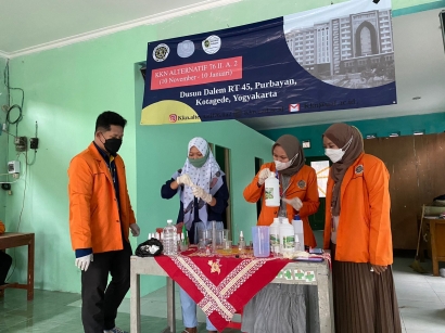Mahasiswa KKN Alternatif 76 UAD Latih Warga Kelurahan Purbayan Membuat Handsanitizer