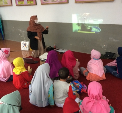 Pemberian Edukasi Kepada Anak-anak RW 02 Kelurahan Tlogomas Mengenai Daur Ulang Kertas