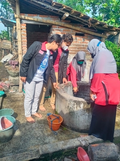 Kontribusi Mahasiswa UMM dalam Mencegah Nyamuk Demam Berdarah di Desa Balonggemek