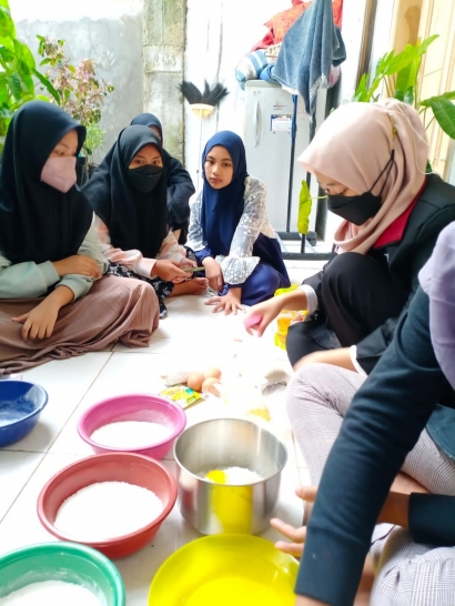 Mahasiswa PMM UMM Melakukan Kegiatan Pembuatan Donat Labu Kuning Tinggi Serat Bersama Murid TPQ Al-Hamid