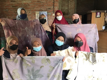 Kunjungi UMKM Produksi Sutra dan Eco Print, KKM-DR UIN Malang Pokja Sutra Membantu Pemasaran Secara Online