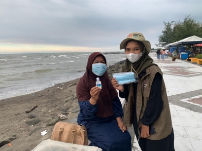 Mahasiswa UNDIP Promosikan Gerakan 5M dan Pembagian Masker di Pantai Alam Indah sebagai upaya Pencegahan Covid-19