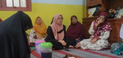 Keikutsertaan Mahasiswi Pokja "Nawasena" KKM-DR UIN Maliki Malang dalam Tahlilan Rutin Ibu-ibu