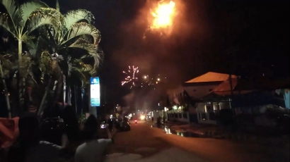 Pesta Kembang Api Tahun Baru 2022 di Kota Waikabubak