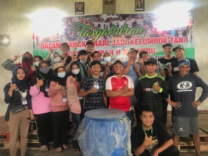 KKM- DR UIN Malang Bersama Kelompok Taruna Tani Membuat Pupuk Organik EM-4 dengan Limbah Sayuran 
