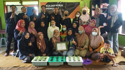 Pelatihan Pembuatan Pestisida Alami dan Penanaman dengan Metode Hidroponik oleh Mahasiswa KKM-DR UIN Malang