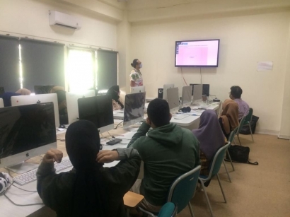 Pelatihan Promosi Digital pada Mahasiswa KKN UMY untuk Kemajuan Sekolah di Gamping