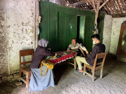 Pemeriksaan Penyakit Tidak Menular Door to Door oleh Mahasiswa KKM-DR UIN Malang 2022 di Desa Wates, Blitar