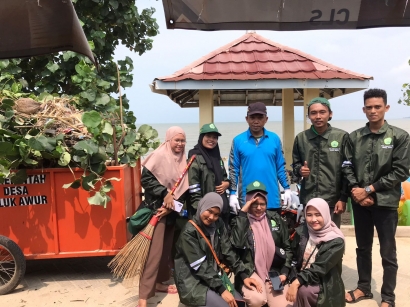 Cinta Lingkungan, Mahasiswa KKN UNISNU Jepara Ikut Membersihkan Pantai Bersama Pemdes Desa