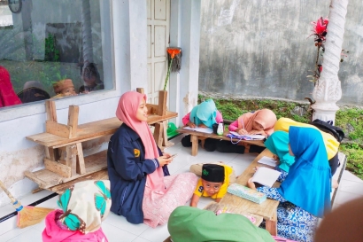 Rumah Literasi Sidorejo: Kelompok 6 KKN UNEJ Peduli Semeru Menyulap Musholla Menjadi Rumah Baca