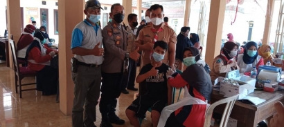 Kegiatan Vaksinasi Booster di Balai Desa Pekoren, Pasuruan