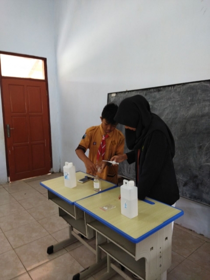 Praktikum Pembuatan Hand Sanitizer Sesuai Standart World Health Organization Sebagai Perisai Covid-19