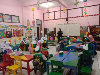 Belajar Bahasa Arab Secara Menyenangkan di RA Al-Qodir oleh Mahasiswa KKM-DR UIN Malang