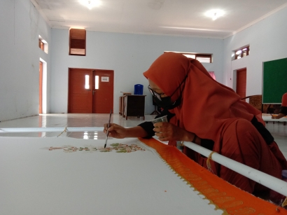   Kelompok KKM-DR UIN Malang Membantu Sambil Belajar Mewarnai Kain Batik