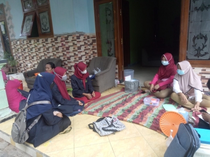 Keikutsertaan Mahasiswi KKM-DR UIN Malang dalam Kegiatan Posyandu dan Vaksinasi di Kecamatan Pejaten