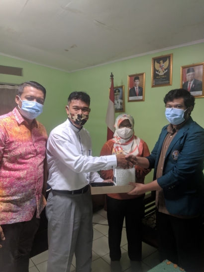 Cegah Laju Omicron, Mahasiswa UNDIP Ciptakan Alat Hand Sanitizer Otomatis untuk Para Warga Sekolah SDN Situpete Bogor