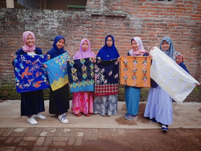 Mahasiswi KKM-DR UIN Malang Turut Serta dalam Pelatihan Membatik untuk Kembangkan UMKM di Desa Pejaten