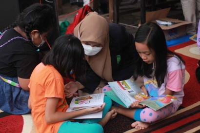 Kegiatan Taman Baca di Kelurahan Tunjungsekar Kolaborasi Karang Taruna dan Mahasiswa KKM-DR UIN Malang