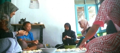Tetap Eksis di Tengah Pandemi, Bisnis Kue Bersaudara Ajak KKM-DR UIN Malang Berpartisipasi dalam Produksi