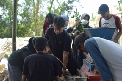 Optimasi TPST, KKM Desa Madiredo UIN Malang 22 Olah Sampah Organik Menjadi Kompos